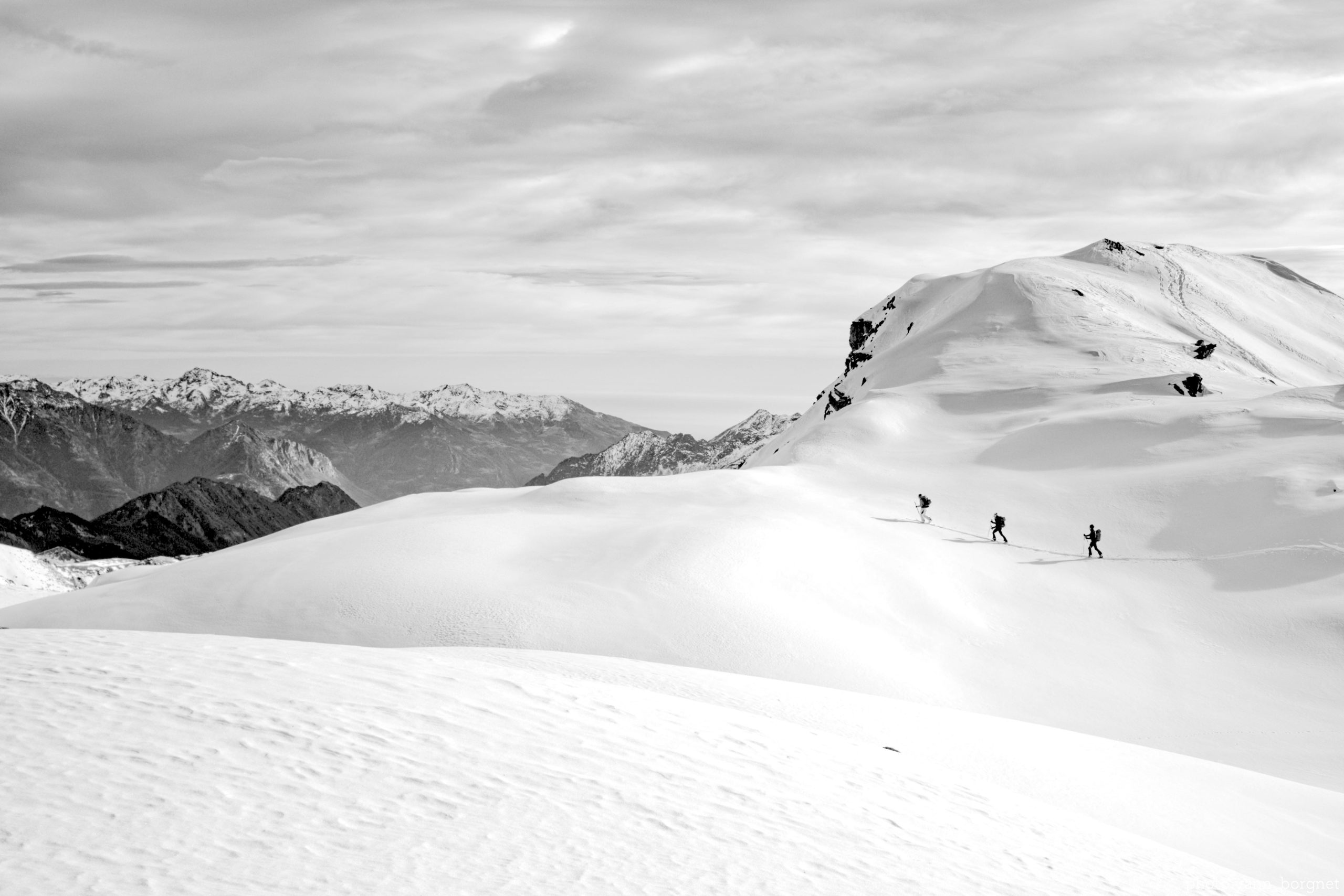 Grand raid à ski dans les montagnes